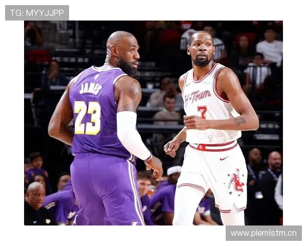 勒布朗光是出门吃个饭都像是走红毯，这生活谁扛得住啊？